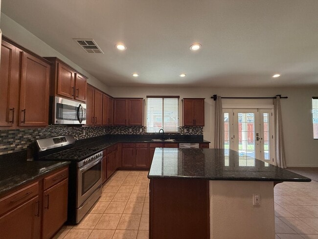 Building Photo - West Rosamond 5 bedroom