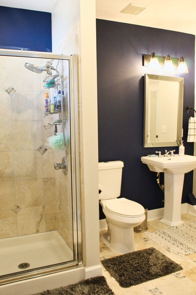 Building Photo - Spacious 2-bedroom, 2-bathroom in the Heart of West Highlands with 1 Car Garage