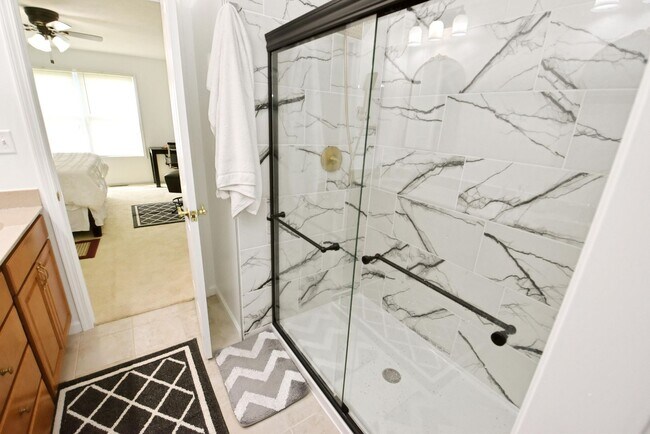 Building Photo - Short or long term Executive 4 bedroom 2.5 bath home available fully furnished!