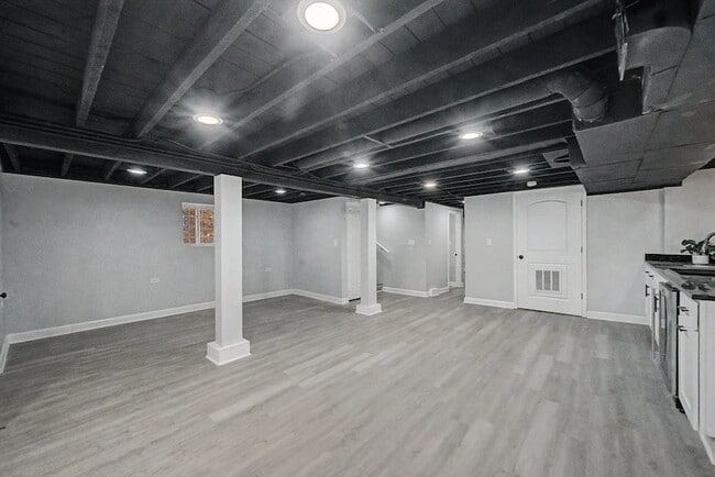 Building Photo - 1511 N Linder Ave