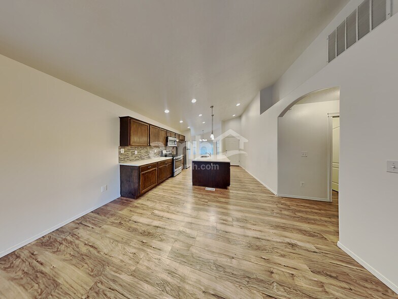 Building Photo - 1285 W Verbena Dr