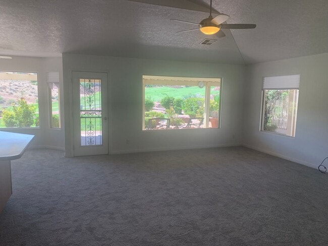 Building Photo - Wonderful 3 Bed 2 Bath Single Story on Sou...
