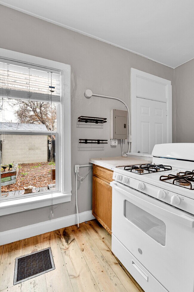 Building Photo - $1,570.00 - 1 Bed,1 Bath, Multiplex in Den...