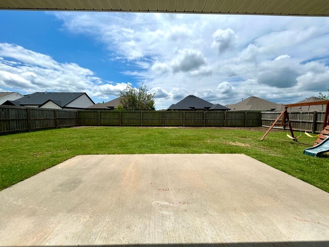 Building Photo - Gorgeous Home with Vaulted Ceilings and La...