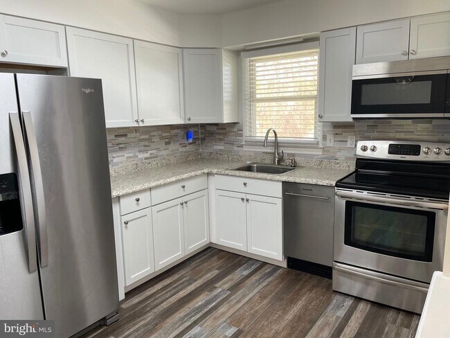 Building Photo - 18 Jameson Ln