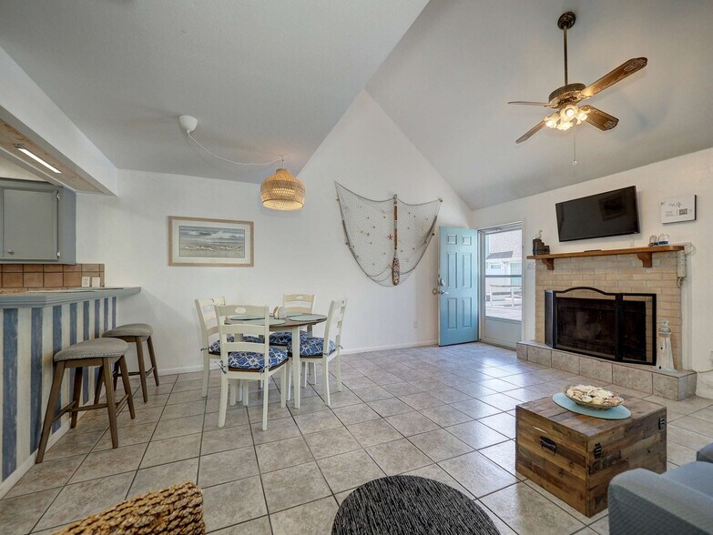 Building Photo - 15201 Leeward Dr