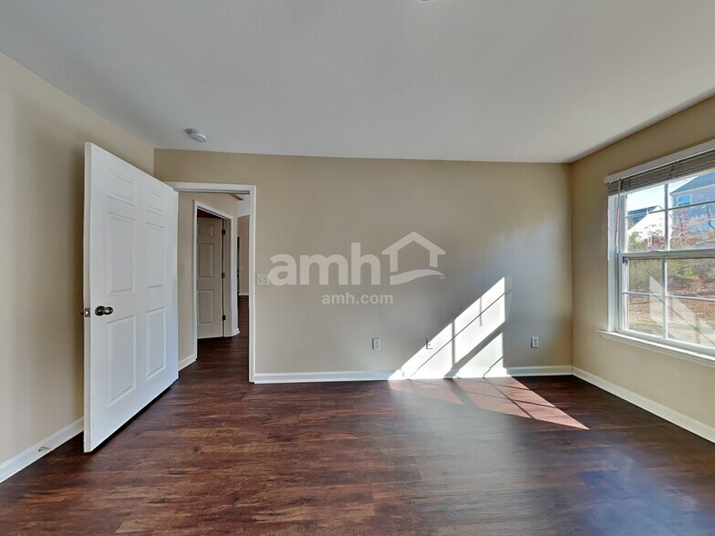 Building Photo - 147 Crescent Creek Ct