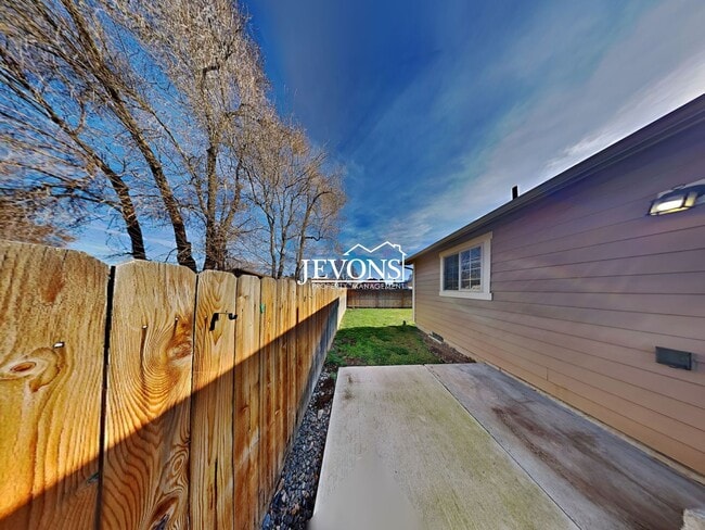 Building Photo - Spacious 3-Bedroom, 2-Bathroom Apartment in Central Yakima