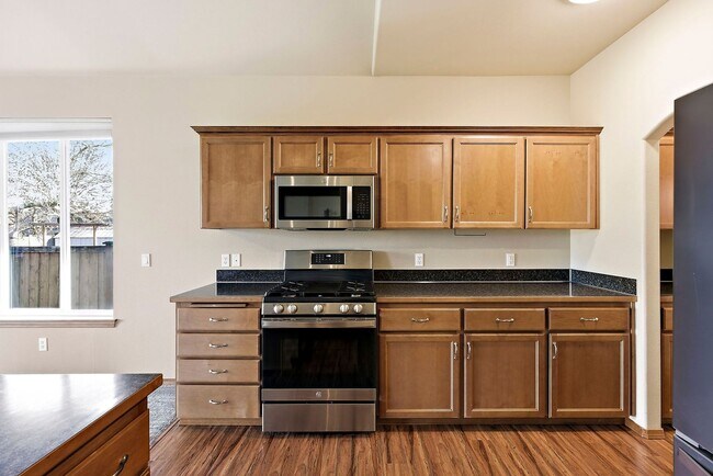 Building Photo - Vaulted Ceilings, A/C & Fully Fenced Yard – Beautiful 3-Bedroom Olympia Home!