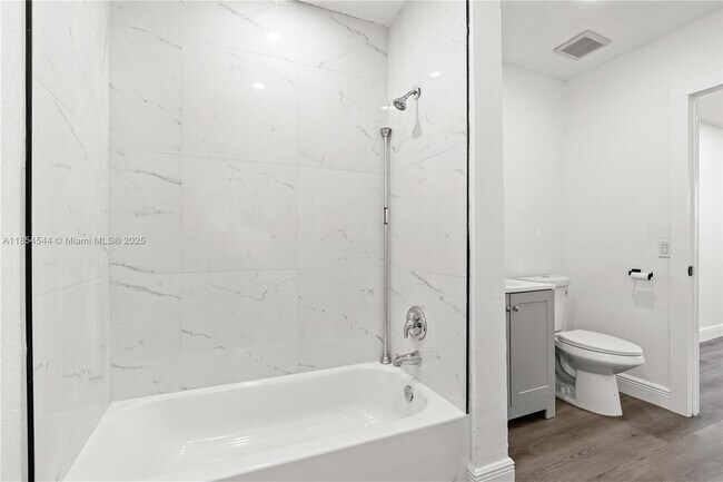 Building Photo - 1400 NE 57th Ct