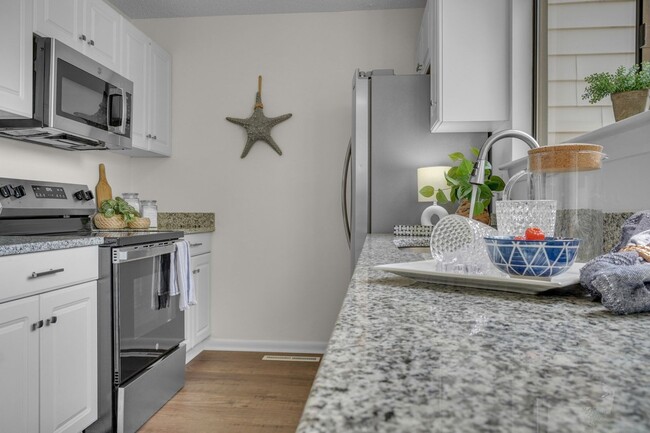 Building Photo - Ready NOW! 1 Block from the Bay! Pet Frien...