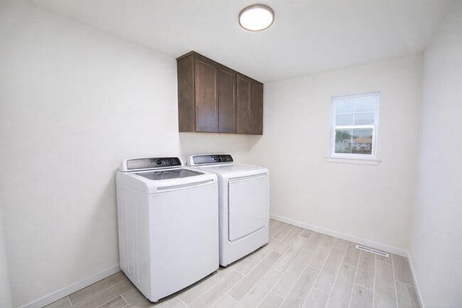 Building Photo - 2009 Savannah Dr