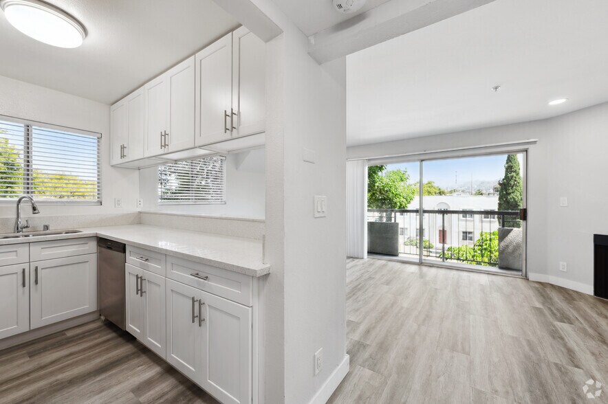 2BR, 2.5BA - 1,200SF - La Mirada Plaza Apartments