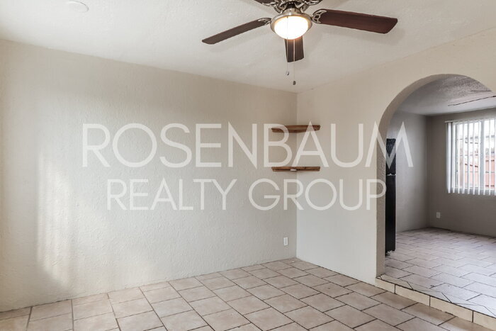 Building Photo - 302 W Flores St