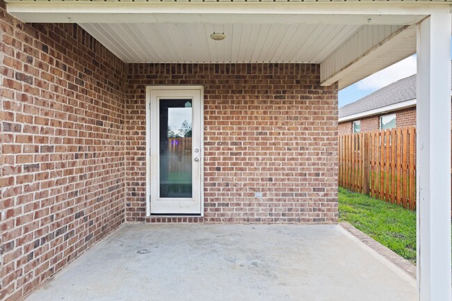 Building Photo - Redstone Commons 4bed/2bath Available Now!