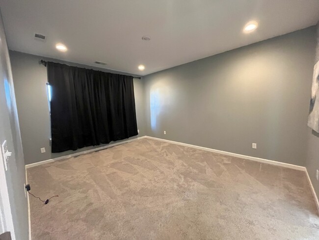 Building Photo - 1/2 off one month special!!!  Call for det...