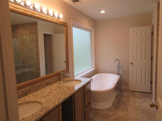 Building Photo - 4635 Villa Chase Dr NE