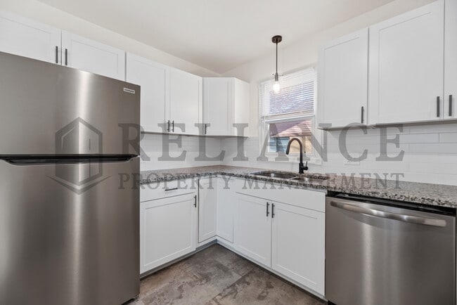 Building Photo - 900 N Brownthrush Ln