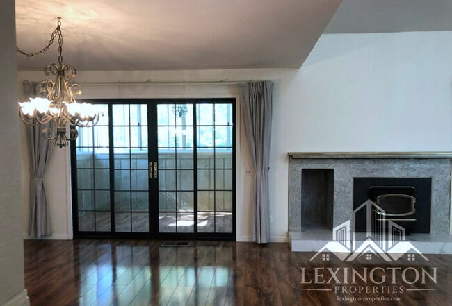 Building Photo - Wonderful, 3BD/2.5BA Home + Loft, in Oak C...