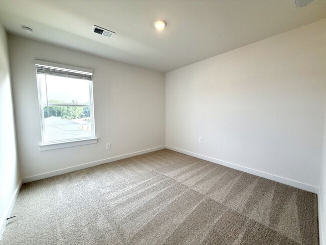 Building Photo - 2372 Meadowwood Dr