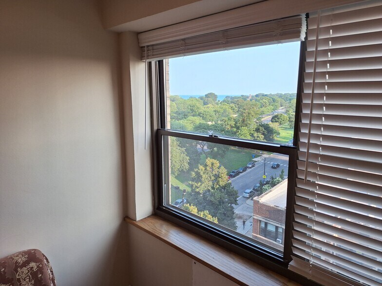 2nd BR view to lake , park - 4200 N Marine Dr