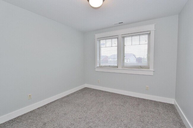 Building Photo - Adorable Craftsman Style Home