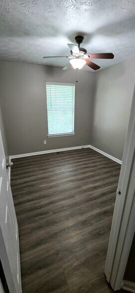 Building Photo - 407 Bainbridge Dr