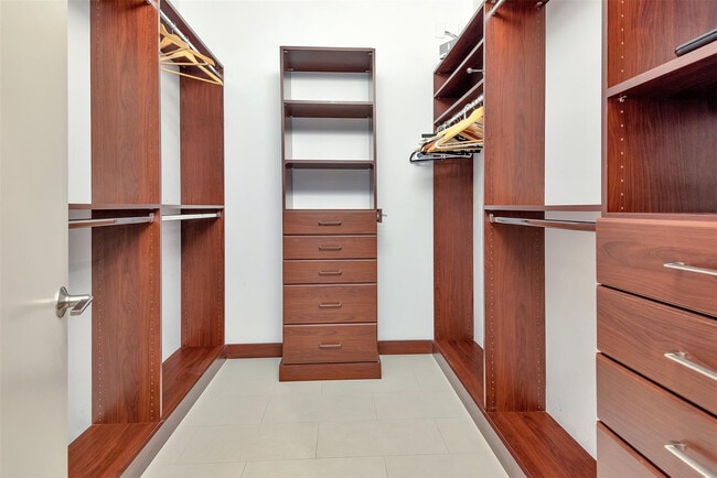 Building Photo - 3050 NE 43rd St