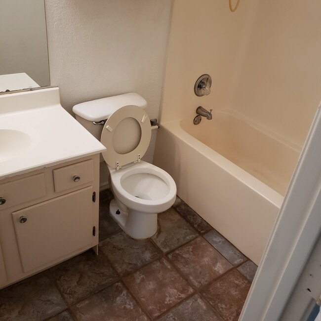 Building Photo - 605 College St