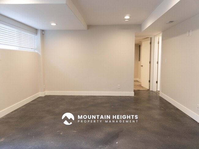 Building Photo - 8589 Kings Hill Dr