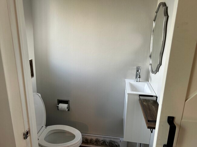 Building Photo - 2 School St