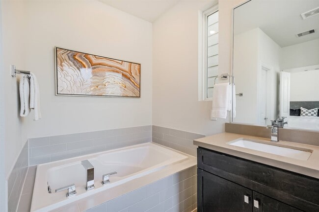 Building Photo - 946 W 18th St