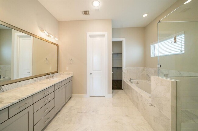 Building Photo - 5815 E Post Oak Ln