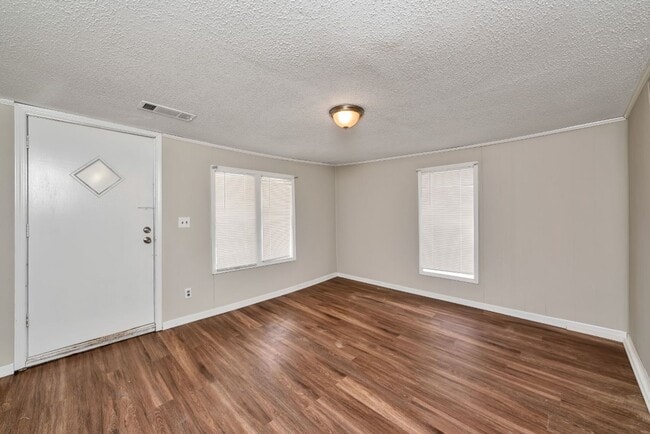 Building Photo - Renovated 3BR/2BA Tuscaloosa Gem with Luxu...