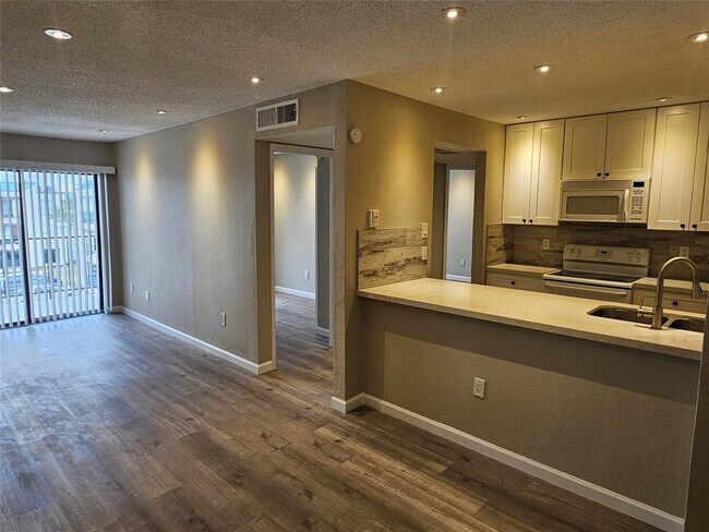 Primary Photo - 2816 S Bartell Dr
