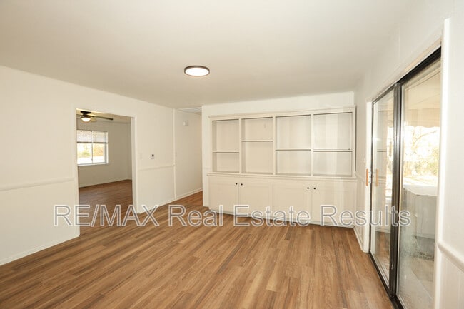 Building Photo - 2842 N Loxley Ave