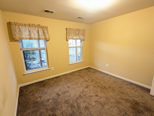 Building Photo - Townhouse in Spring Ridge community *OAKDALE school district* available now!