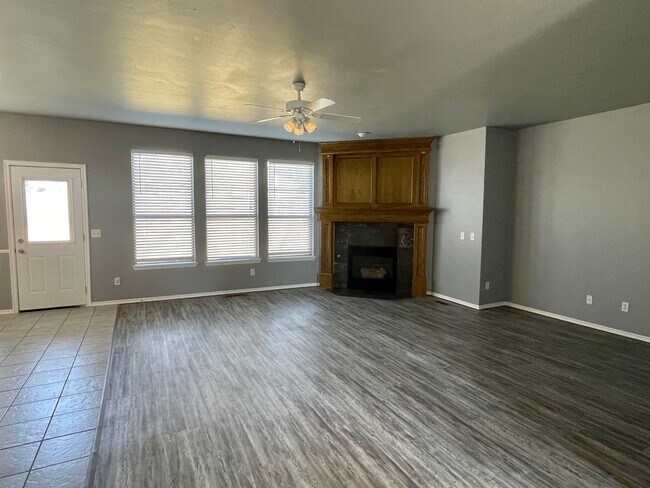 Building Photo - Large 3 Bed 3 Bath Home with an Office in ...