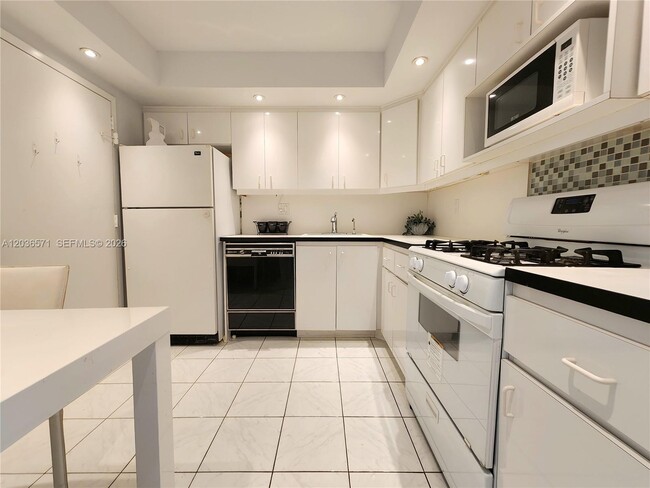 Building Photo - 2030 S Ocean Dr