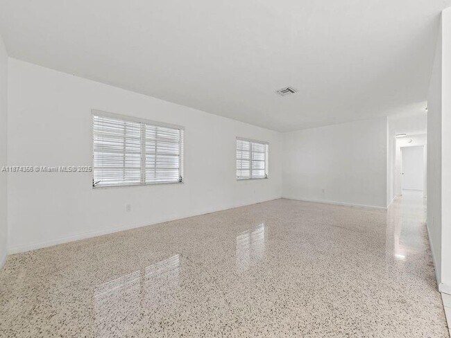 Building Photo - 1515 NE 2nd Ave