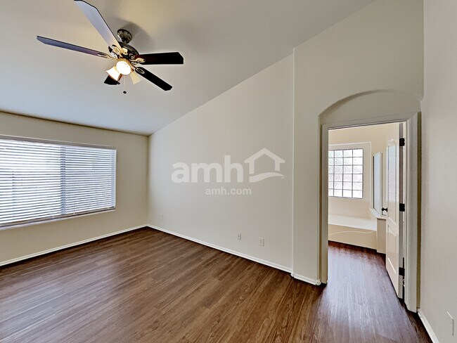 Building Photo - 15848 W Linden St