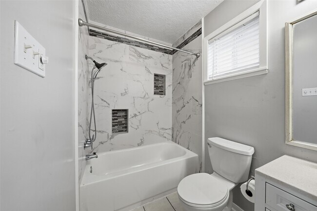 Building Photo - 18602 Lippizaner Dr