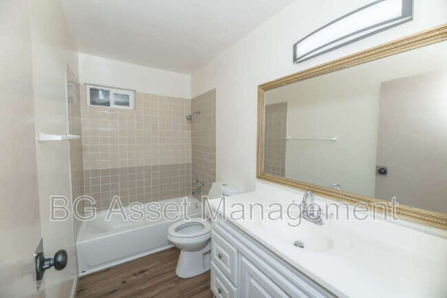 Building Photo - 10 Lee St