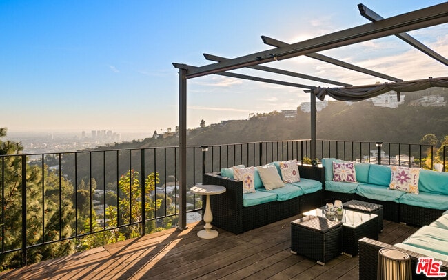 Building Photo - 2001 Sunset Plaza Dr