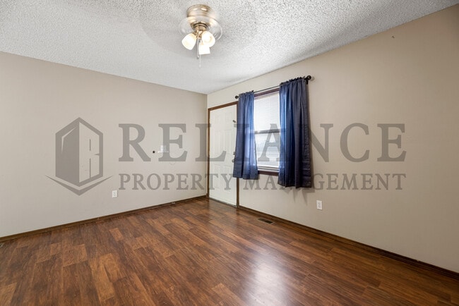 Building Photo - 1320 Peach Ave