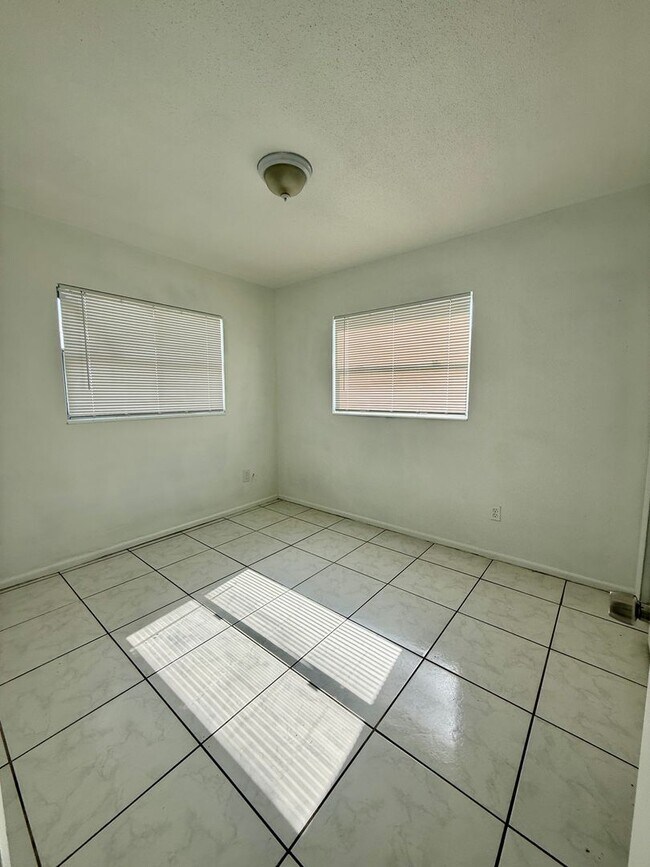 Building Photo - SKY LAKE 3 Bed / 2 Bath