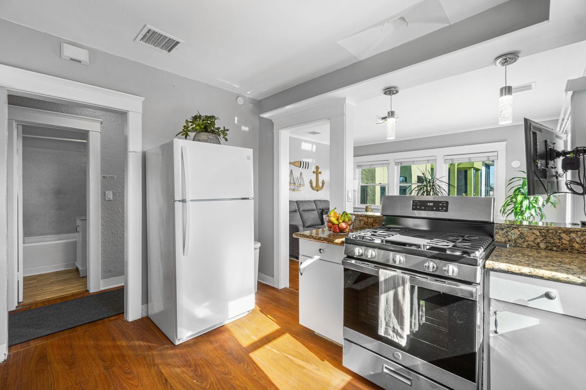 Building Photo - 2452 Union St