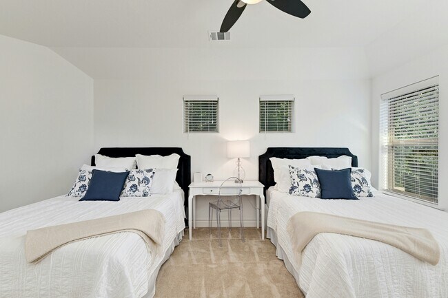 Building Photo - 2400 Winsted Ln