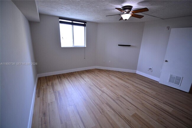 Building Photo - 102 SW 6th Ave