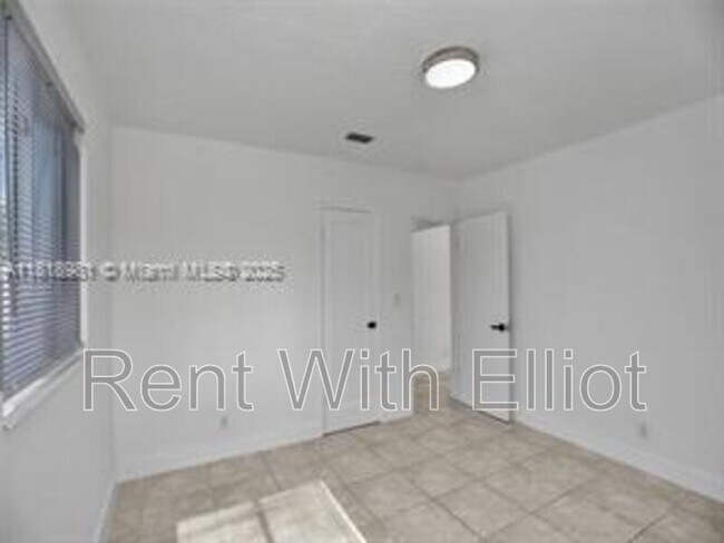 Building Photo - 708 N 20th Ave